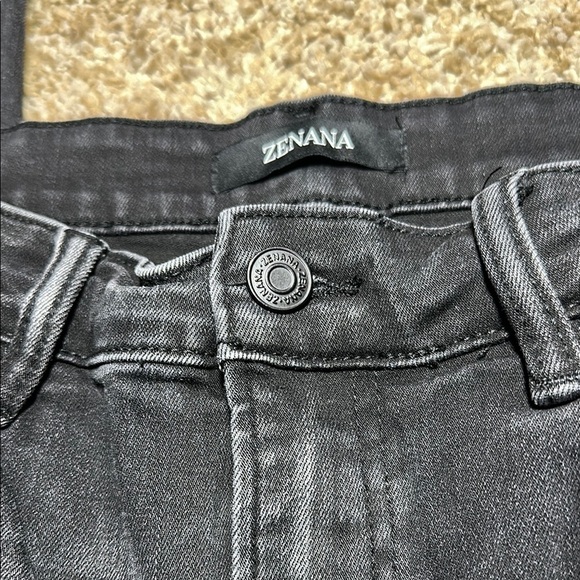 Zenana Black Distressed Skinny Jeans Women 30 never worn NWOT - Picture 2 of 9